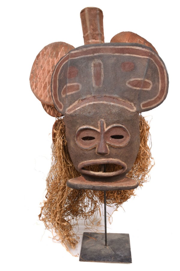 Chihongo Mask – Wood, Plant fibre – Chokwe – DR Congo: Beautiful stylistic Chihongo mask from the CHOKWE tribe, Angola. The most popular and best-known entertainment masks are Chihongo, spirit of wealth, and pwo, his consort. Chihongo was formerly worn on