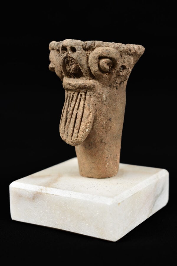 Terracotta Head – Koma Bulsa – Ghana: In the 1980s, the first figurines of this style were found in fired clay in the Upper West Region of Ghana, in the area now inhabited by the Koma (e.g. in Yikpabongo, Tantuosi, Wumobri) and the Bulsa 