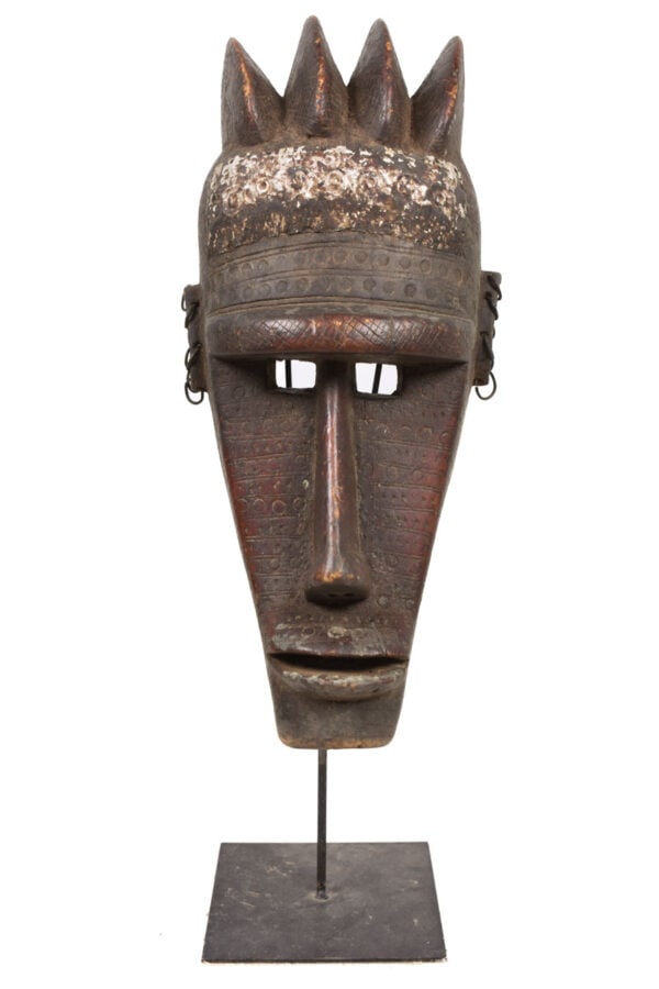 Mask – Wood, Metal – Marka – Mali: Beautiful mask from the Marka / Bambara tribe of Mali The wooden mask is charestic decorated with metal plates Detailed scarification all over the face with typical appearance The BAMBARA have all sor
