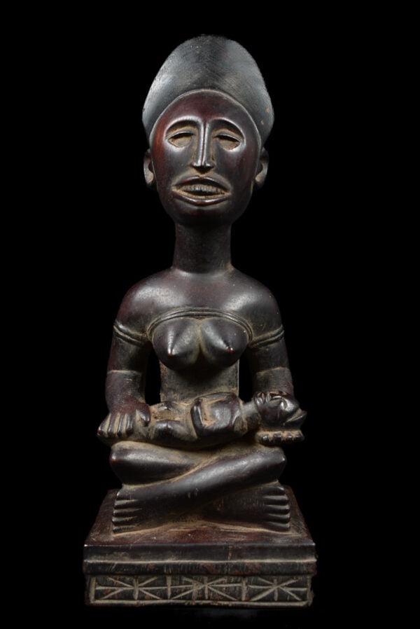 Maternity figure – Wood – Phemba / Yombe – Congo: Powerfull Phemba / Yombe maternity figure from DR Congo. The 300,000 YOMBE people are artistically prolific. Their maternity figures have a high pointed or rounded coiffure incised with geometric