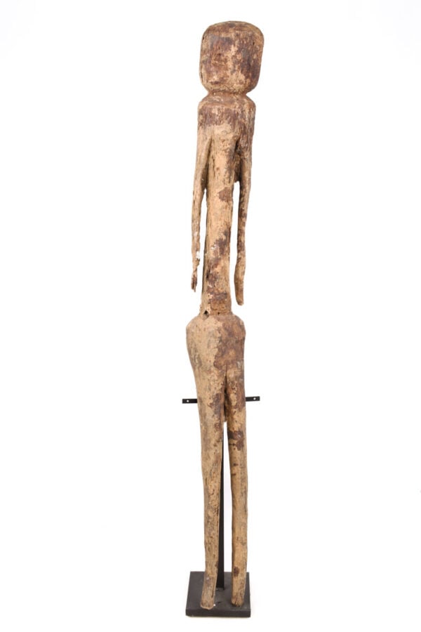 Ancestor statue – Wood – Moba – Togo: Stylistic wooden ancestor statue of the Moba tribe from Togo. The abstract style of the Losso Moba statues has quickly gained popularity. This is a beautiful old and authentic statue. Features the ecc