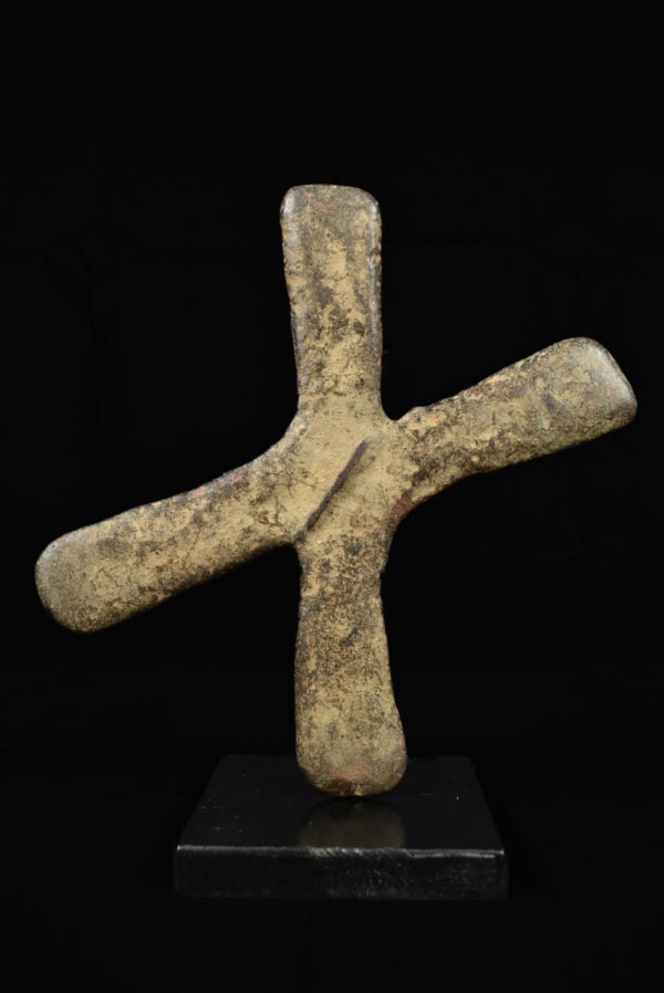 Katanga cross currency – Iron – DR Congo: A beautiful old Katanga Cross which was used as a means of payment for centuries in former Belgian Congo. They were already used as currency in the 14th century. They exist in several dimensions and