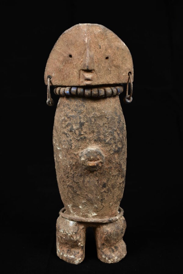 Yanda doll – Wood, Metal – Zande – Congo: Beautiful wooden Zande doll from DR Congo. The Zande sculpt small statuettes which measure from 10 to 30 cm, named Yanda, of an animal or human shape, they have an apotropaic role and are exhibited du