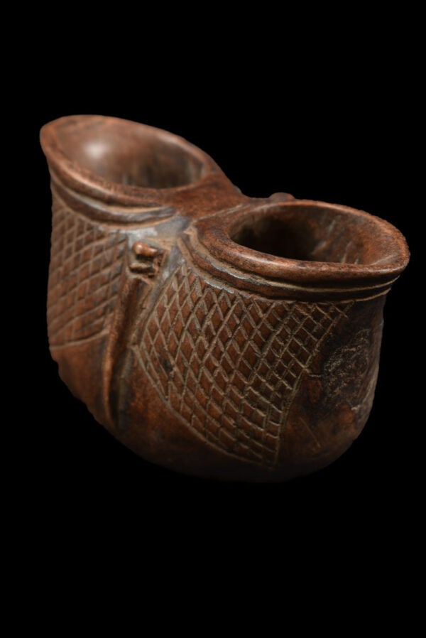 Ceremonial cup – Wood – Suku / Yaka – DR Congo: This ritual wooden marriage cup from the Congolese SUKU tribe is a rare and tribal object! Beautifully designed doubled cup from which the wedding couple drinks during the wedding ceremony, to