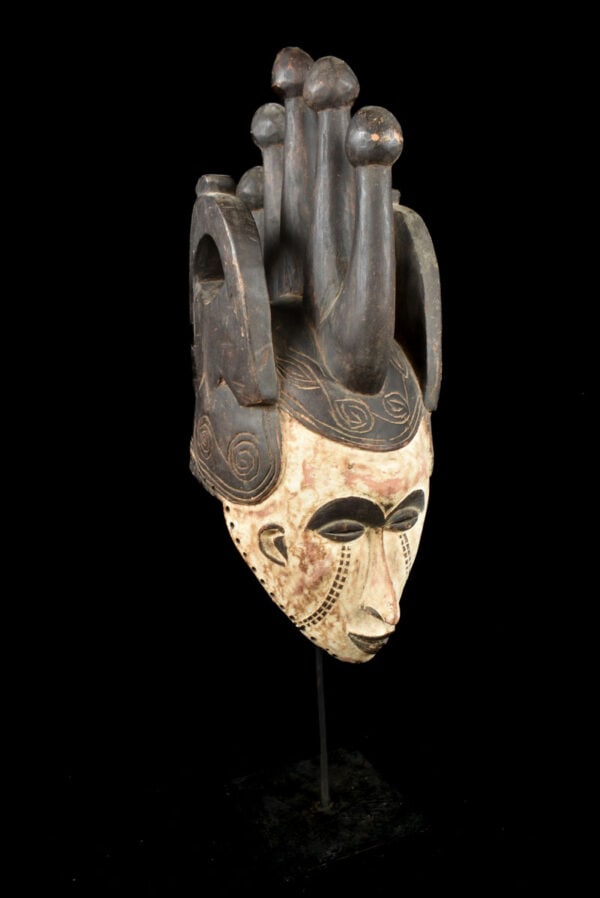 Mask – Wood – Agbogho Mmwo – Igbo / Ibo – Nigeria: Beautiful Kifwebe mask from the SONGYE tribe of D.R. Congo. They are called Kifwebe, which means `mask`in the Songye language. Typically, it has a face covered with linear incisions, a square protrudi