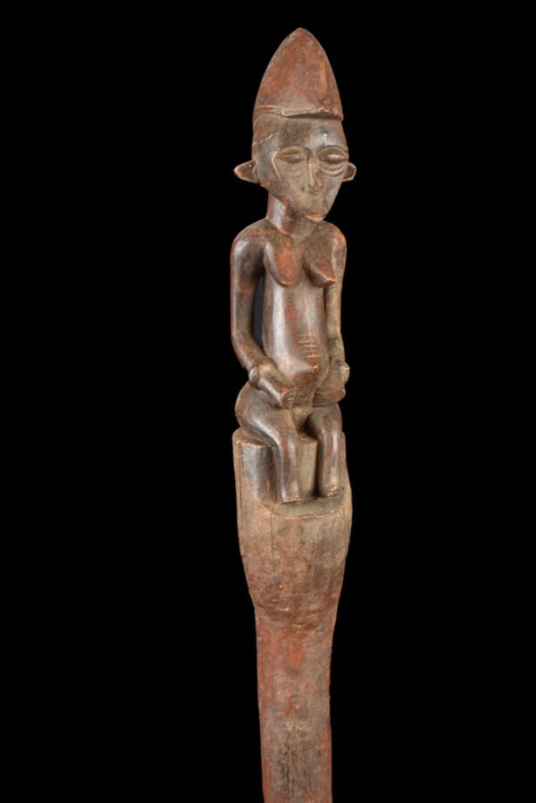 Power Stick / Scepter – Wood – Senufo – Ivory Coast: Beautiful power stick stick from the Senufo people of Ivory Coast. The scepter is made out of wood and has a typical ancestor figure sitting ont op. The staff is in good condition with traces of wear 