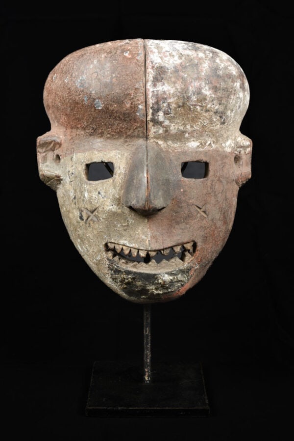 Mbangu distorted mask – Wood – Pende – Congo: Distorted faces are rarely depicted in African art. For the Pende, they represent the effect of an epileptic seizure, which was thought to be a manifestation of the spirits. The use of black pigments 