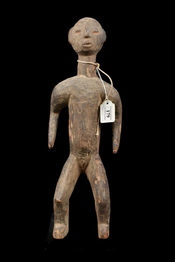 Ancestor figure – Wood – Montol – Nigeria: Powerfull Phemba / Yombe maternity figure from DR Congo. The 300,000 YOMBE people are artistically prolific. Their maternity figures have a high pointed or rounded coiffure incised with geometric