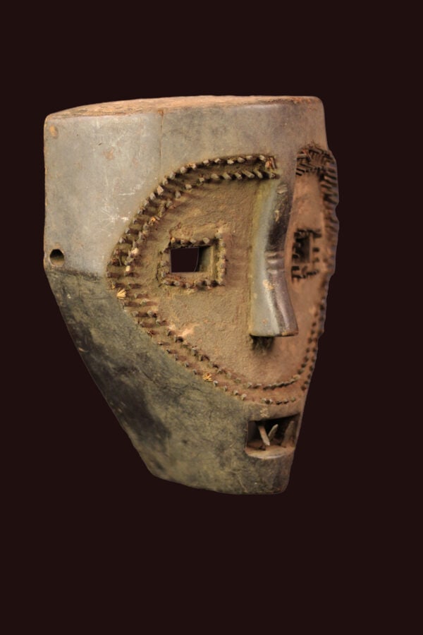 Initiation mask – Wood – Ngbaka – DR Congo: Great African wooden mask form the NGBAKA tribe of Zaire. These kind of masks are worn during initiation ceremonies. The mask has an oval and a concave face with an elongated triangular nose. The powe