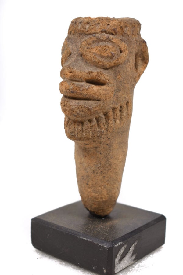 Terracotta Head – Koma Bulsa – Ghana: In the 1980s, the first figurines of this style were found in fired clay in the Upper West Region of Ghana, in the area now inhabited by the Koma (e.g. in Yikpabongo, Tantuosi, Wumobri) and the Bulsa 