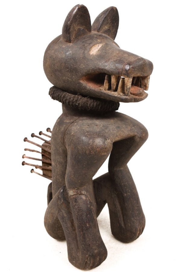 Nkisi Kozo – Nail, Wood – Bakongo – Congo: Powerfull Nkisi Kozo from the Bakongo tribe of DR Congo. The Nkisi Kozo plays an important role in the Bakongo world of experience: this Nkisi statue is the connection between the worlds of the