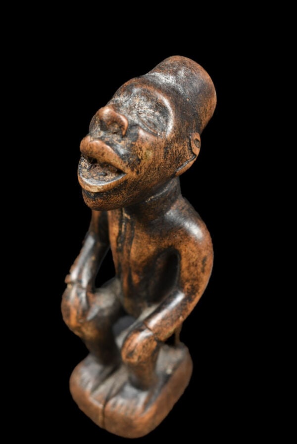 Ancestor Figure – Wood – Yombe – Congo: High quality and eye for detail, lovely Yombe ancestor figure from DR Congo. Powerfull small figure. The ancestor figure has a great patina of use. The 300,000 YOMBE people are artistically prolific.