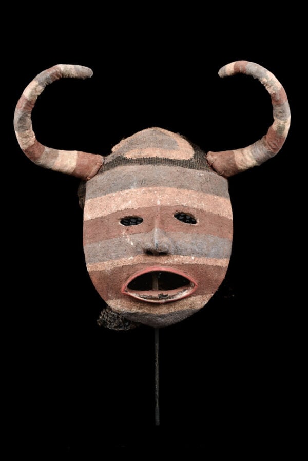 Kalulu Mask – Plant fibre – Chokwe – Zambia: Beautiful stylistic Chokwe mask from the Zambia not far from the border area with the Democratic Republic of Congo. The term askishi designates among the Chokwe, Luchazi, Luvale, Lunda and related eth