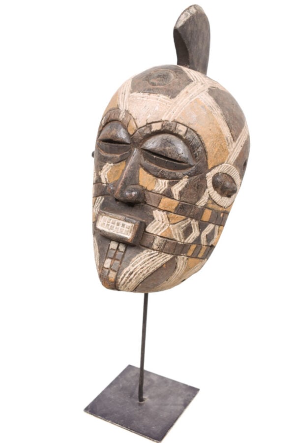 Mask – Wood – Tetela – Congo: Tribal Tetela mask from DR Congo. Their very diverse sculptures are marked by influence of groups living in contact with them: the Mongo, Nkutschu, Binji and Mputu, Kuba and Songye tribe. Great mask,