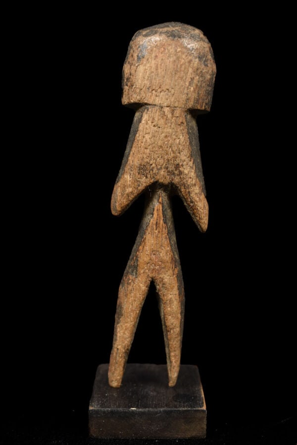 Ancestor statue – Wood – Moba – Togo: Lovely wooden ancestor statue of the Moba tribe from Togo. The abstract style of the Losso Moba statues has quickly gained popularity. This is a beautiful old and authentic statue. Features the eccent