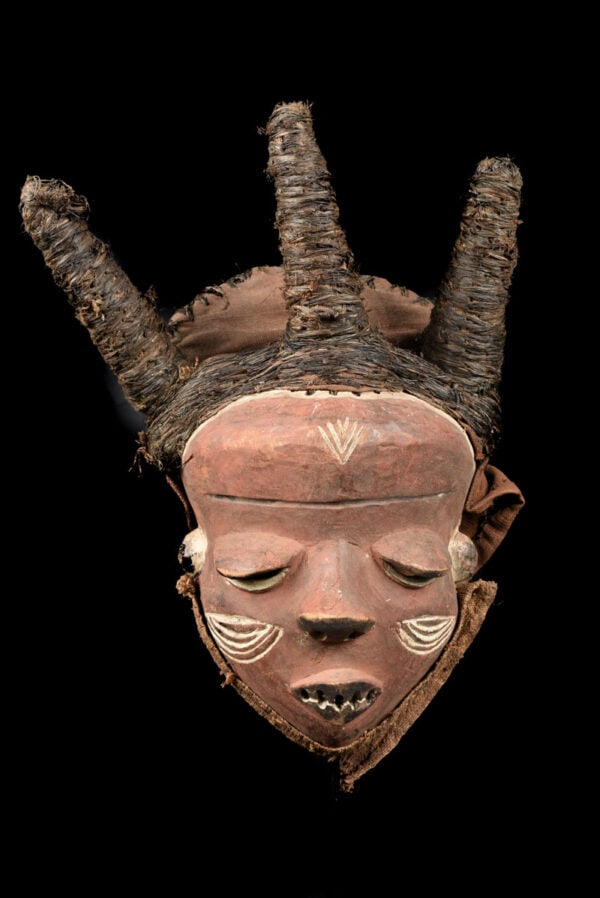 Mask – Wood – Pende – Congo DRC: Spectacular Pende mask from DR Congo.The triangular face with open mouth, eyebrows formed by a continuous strip, rounded forehead with scarifications on the cheek, headdress with three vertical projec