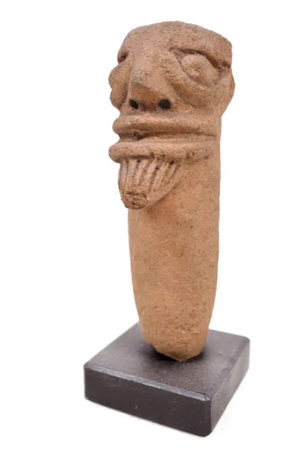 Terracotta Head – Koma Bulsa – Ghana: In the 1980s, the first figurines of this style were found in fired clay in the Upper West Region of Ghana, in the area now inhabited by the Koma (e.g. in Yikpabongo, Tantuosi, Wumobri) and the Bulsa 