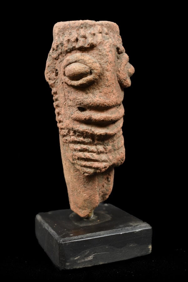 Terracotta Head – Koma Bulsa – Ghana: In the 1980s, the first figurines of this style were found in fired clay in the Upper West Region of Ghana, in the area now inhabited by the Koma (e.g. in Yikpabongo, Tantuosi, Wumobri) and the Bulsa 
