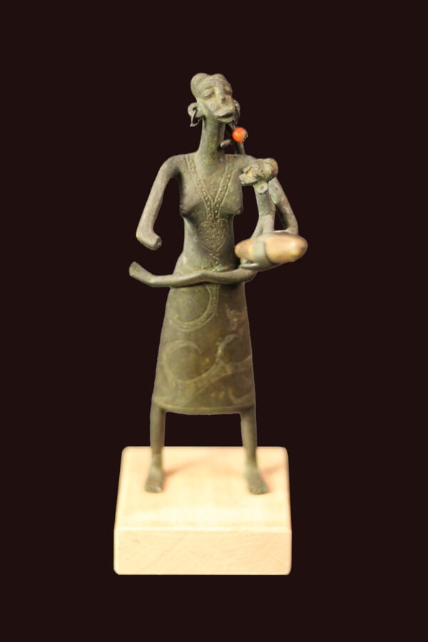 Maternity figure – Bronze – Fon – Benin: Beautiful bronze maternity figure from the Fon people of Benin. Provenance: Manfred Schäfer collection, ex- gallery owner from Ulm, Germany. Including custom made stand. Object: Bronze figure Eth