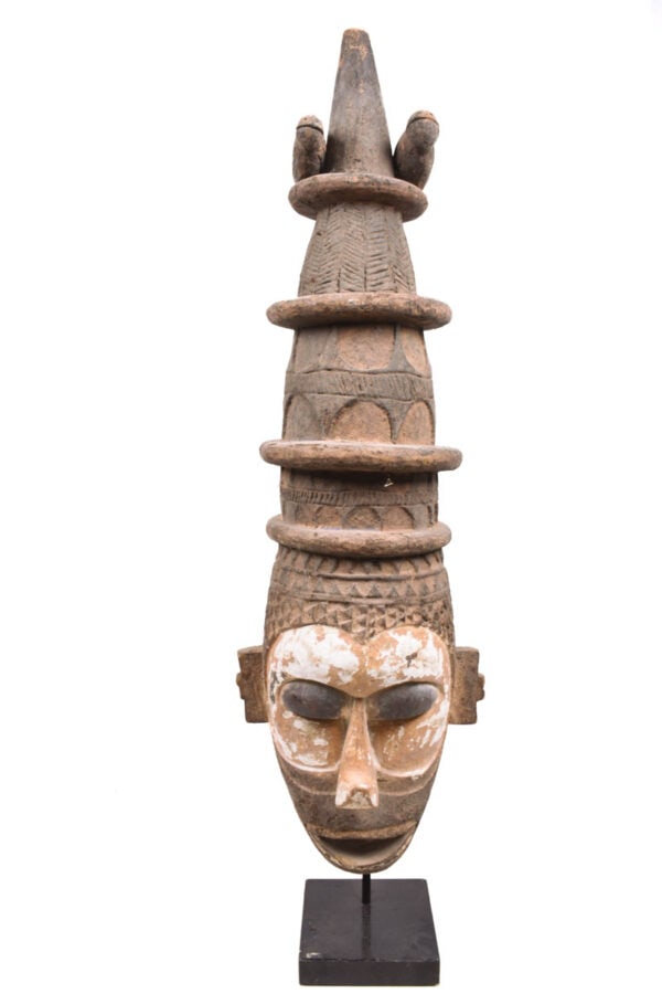 Helmet mask – Wood – Yaka – Congo: Great helmet mask of the YAKA tribe, Africa, CONGO. Piece with an unmatched appearance! In good condition. This initiate`s mask has an upturned nose, a characteristic of YAKA artistic output. The item
