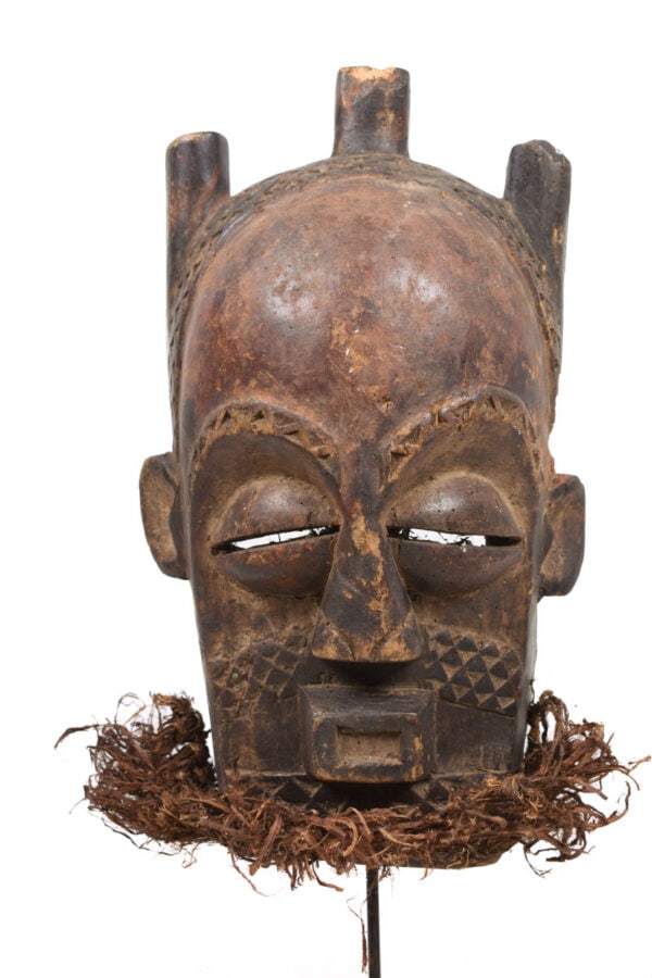 Mask – Wood, Raphia – Biombo – Kuba – DR Congo: Great wooden Biombo mask from DR Congo Biombo people occupy a territory limited to the region directly south of the junction of the Lulua and Kasai Rivers. The masks attributed to them have surface de