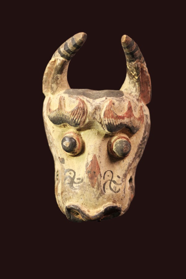 Bull mask – Wood – India: Unique shaman mask of Himalayan bull. Powerfull wooden mask from India. In good condition with traces of wear and tear. The left horn is restored. Provenance: former private collection from Germany Ob