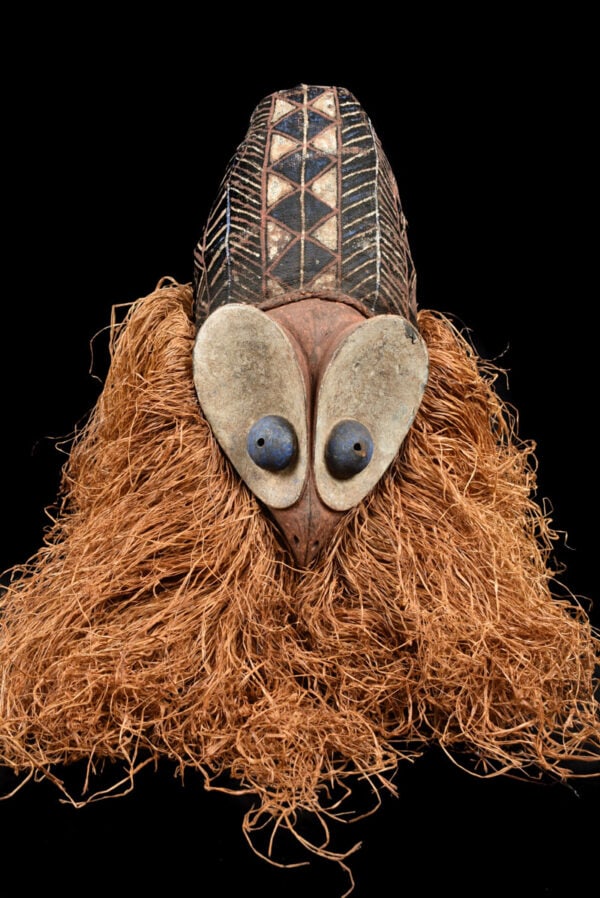 Kakunga mask – Textile, Wood, Raphia – Yaka – Congo: Great hand mask of the YAKA tribe, Africa, CONGO. Piece with an unmatched appearance! In good condition. The mask was held high during initiation rituals, so it towered above the masses. The item is i