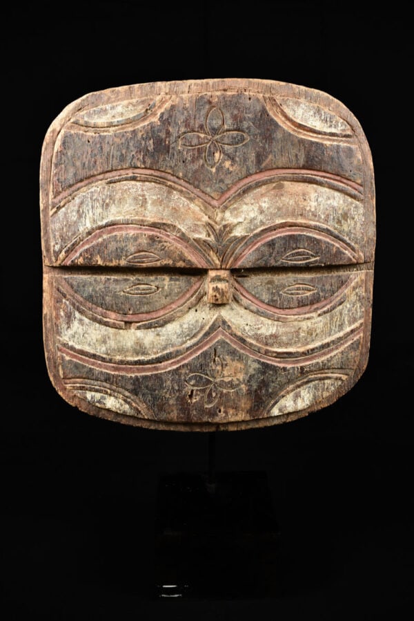 Kidumu Mask – Wood – Teke – DR Congo: Beautiful wooden Kidumu mask with full raphia from the Teke community. This kind of masks were used in important meetings, at funerals of chiefs and during wedding ceremonies. The mask consists of abs
