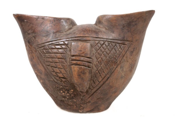 Ceremonial cup – Wood – Suku / Yaka – DR Congo: This ritual wooden marriage cup from the Congolese SUKU tribe is a rare and tribal object! Beautifully designed doubled cup from which the wedding couple drinks during the wedding ceremony, to