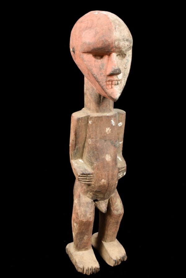 Initiation Figure – Wood – Salampasu – Congo: Great wooden figure from the Salampasu tribe of DR Congo. SALAMPASU are famous and are characterized by a bulging forehead, slanted eyes, a triangular nose and a rectangular mouth displaying filed tee