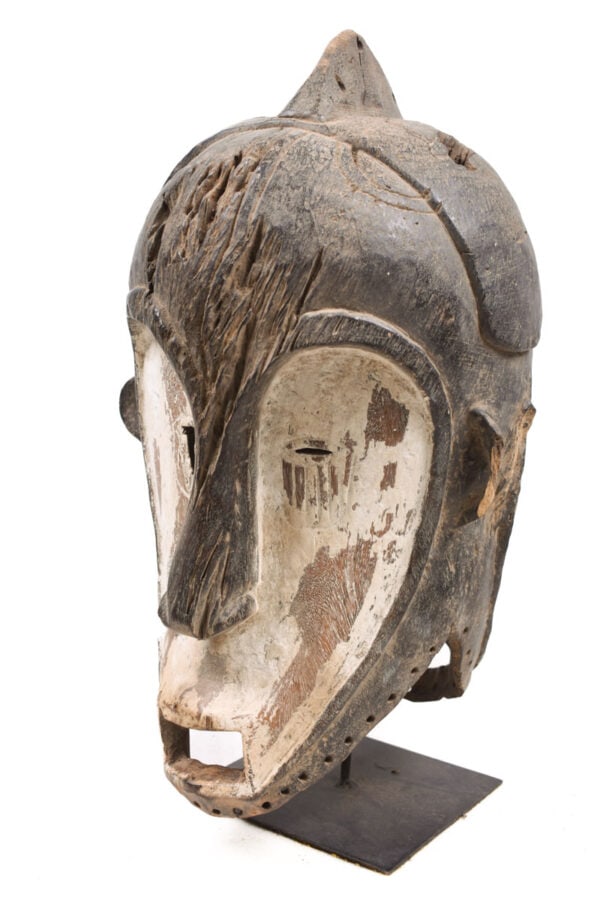 Helmet mask – Wood – Ngongtang – Fang – Gabon: Wonderful Fang Ngongtang helmet mask from Gabon. The (Fang groups) Betsi and Ntumu call this type of helmet mask ngontang, a term that is a contraction of nlo ngon ntanga, which means ‘face of