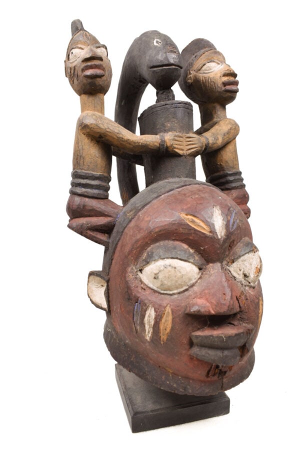 Gelede mask – Wood – Yoruba – Nigeria: Beautiful mask from the Yoruba tribe of Nigeria. Gelede Masks, are according to the Society of African Missions (SMA) To Protect Man from Witches. Gelede masks are worn by men, but may portray a wide