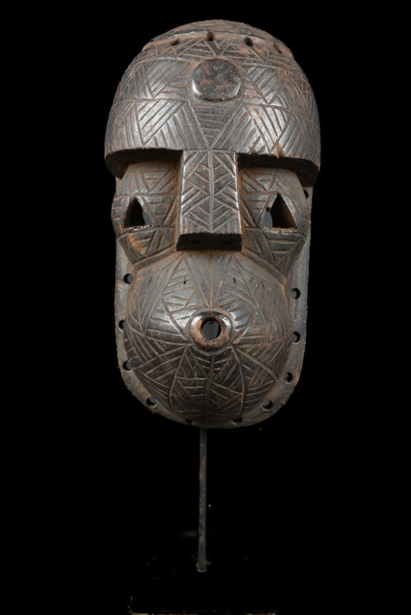 Mask – Wood – Tetela – Congo: Stunning Tetela mask from DR Congo. Their very diverse sculptures are marked by influence of groups living in contact with them: the Mongo, Nkutschu, Binji and Mputu, Kuba and Songye tribe. Great mask