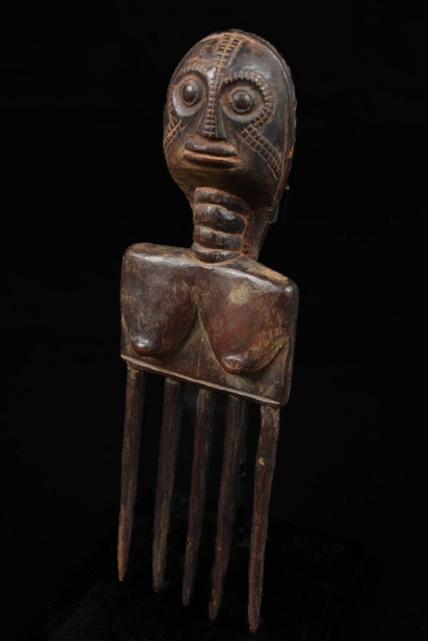 Comb – Wood – Tabwa – DR Congo: Detailed wooden comb with great patina from the Tabwa tribe of DR Congo. The comb is made from wood. Good condition with traces of wear and tear. Object Comb Ethnic group: Luba Country: DR Congo