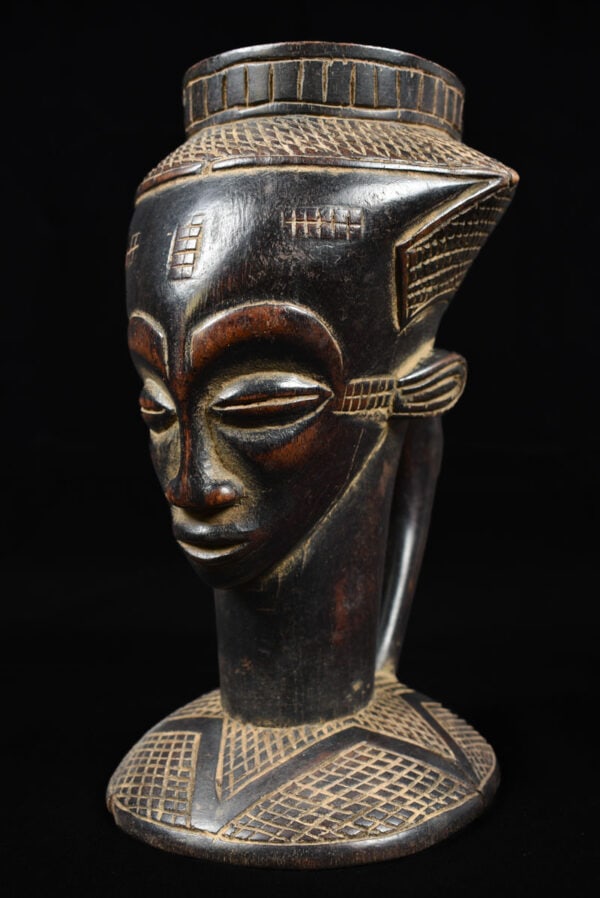 Anthropomorphic Cup – Wood – Kuba – Congo: Great cup from the KUBA people of DR Congo. It`s powerful silhouette and the attention to detail, including the delicate geometric abdominal designs, rank it a beautiful piece of af Kuba art. Kuba