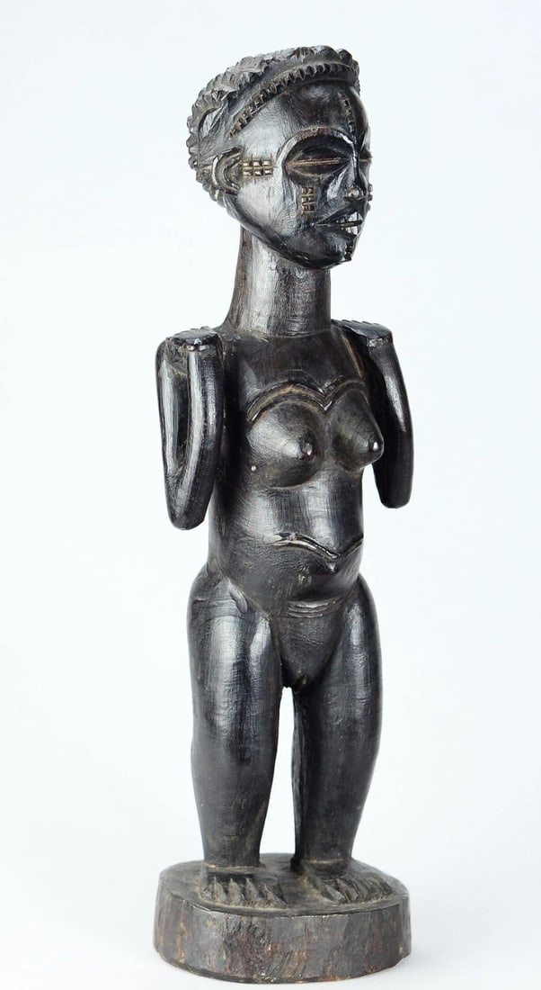 African Art Beautiful decorative female figure CHOKWE statue ANGOLA: Very beautiful decorative chief figure - TSHOKWE Chokwe tribe - ANGOLA The sculpture is typical of the tribe, large hands, figure seated on a folding chair Wood, metal, glass DIMENSIONS: 51 cm (About 
