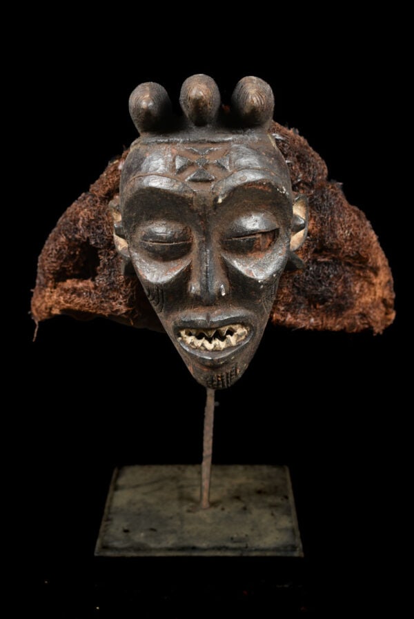 Mask – Wood – Chokwe – Congo DRC: Authentic Chokwe mask from DR Congo with beautiful patina and in good condition with traces of wear and tear. The Chokwe who spread from their homeland of Angola throughout the southern region of the