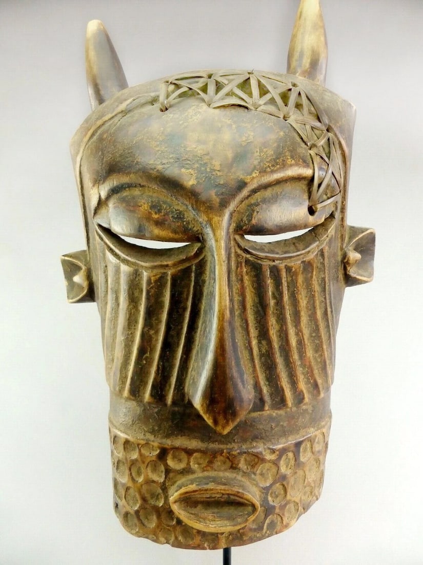 AFrican art Large horned Kuba wooden Mask african sculpture Congo: African Art Large decorative Kuba ? mask from Congo, circa 1970-1980 Restored (see photos) Height: 15 1/2 inches Reserve: $250.00 Shipping: Domestic: Flat-rate of $80.00 to anywhere within the