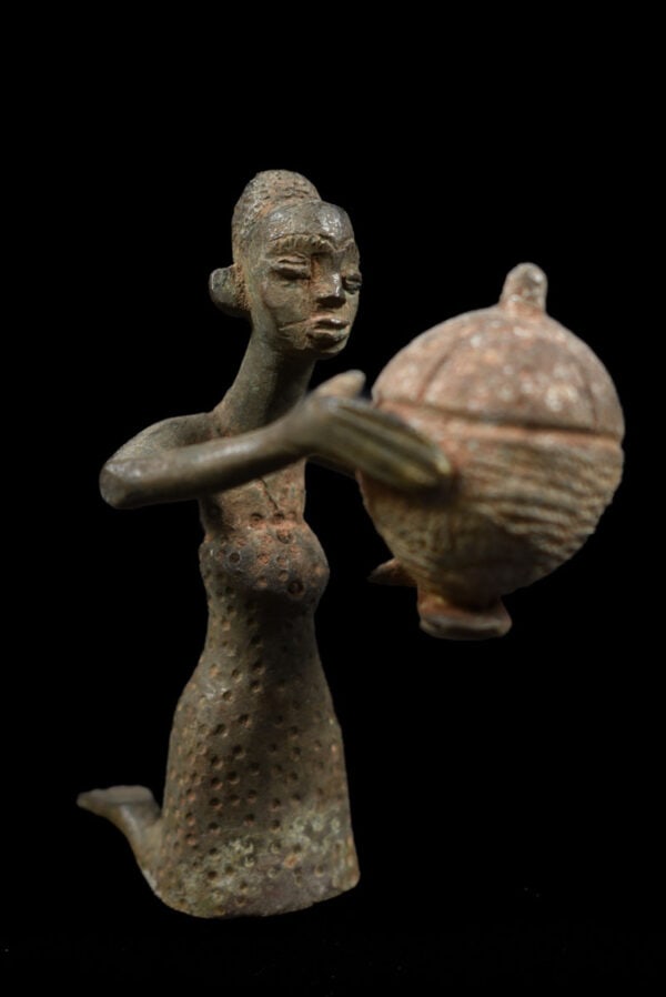Figure – Bronze – Fon – Benin: Beautiful bronze / iron figure from the Fon people of Benin. Provenance: Manfred Schäfer, former gallery owner from Ulm, Germany. Object: Bronze figure Ethnic group: Fon Country: Benin Material: