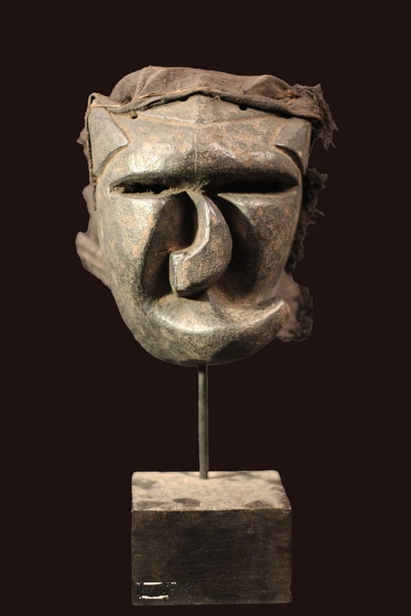 Mbangu distorted mask – Wood – Pende – Congo: Distorted faces are rarely depicted in African art. For the Pende, they represent the effect of an epileptic seizure, which was thought to be a manifestation of the spirits. The use of black pigments 