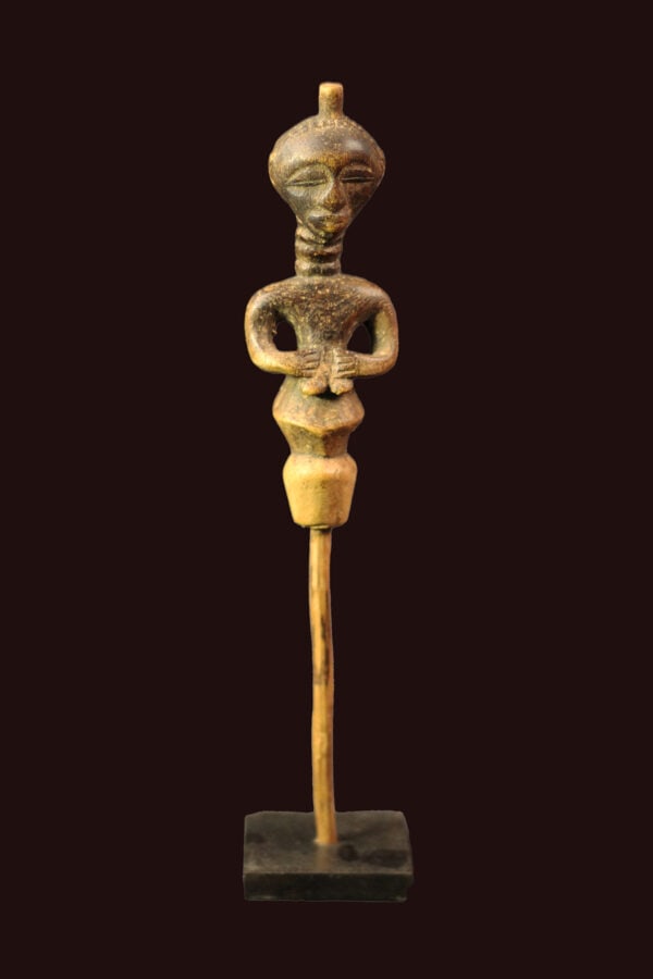 Figure – Wood – Songye – Congo: Beautiful Songye figure / calabash stop from DR Congo. Songye figures served to protect the family against diseases, accidents, bad spirits and bewitchment. Good condition with a beautiful aged