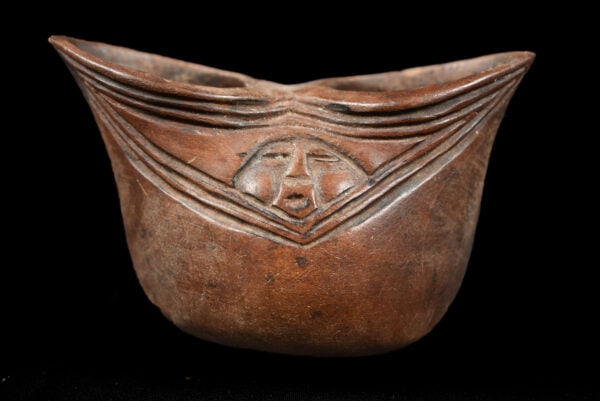 Ceremonial cup – Wood – Suku / Yaka – DR Congo: This ritual wooden marriage cup from the Congolese SUKU tribe is a rare and tribal object! Beautifully designed doubled cup from which the wedding couple drinks during the wedding ceremony, to confirm