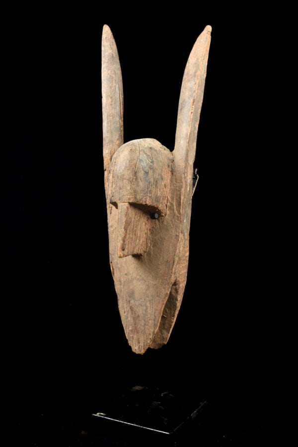 Hyena mask – Wood – Bambara – Mali: Great wooden African Hyena mask of the Bambara-tribe from equatorial Africa. It takes the form of a stylized hyena head with slit eyes, a pair of ears and a beak-like square mouth. Good condition with