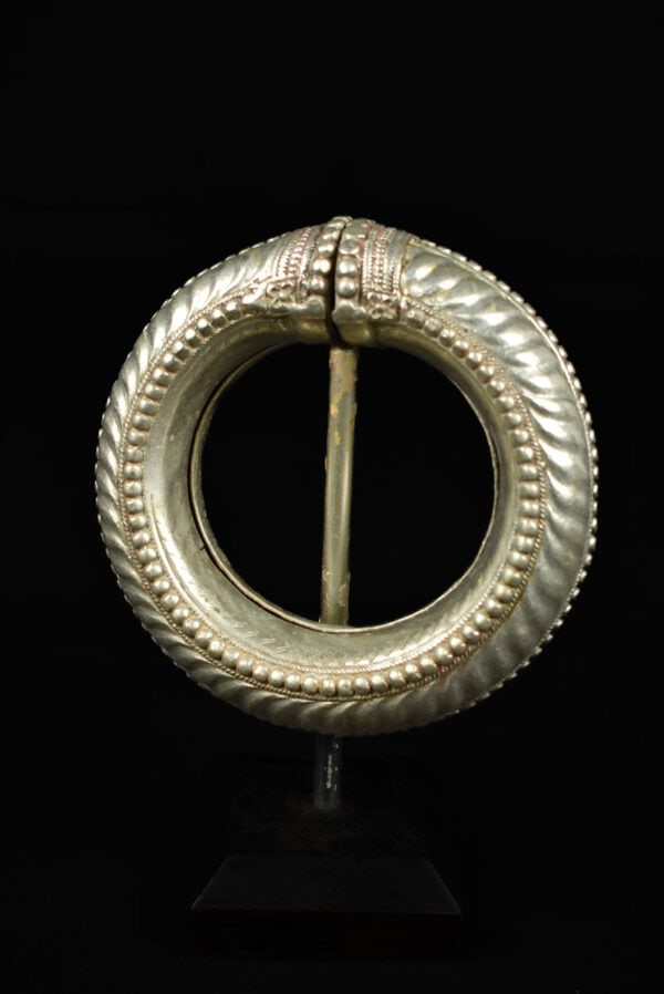 Currency / anklet – Omani – Metal – Oman: Old silver coulored metal currency / anklet (Najal) from the Omani people of Oman. Good condition with a beautiful aged patina. This anklet was probably made in Muscat (Oman) for use in Zanzibar by Sw