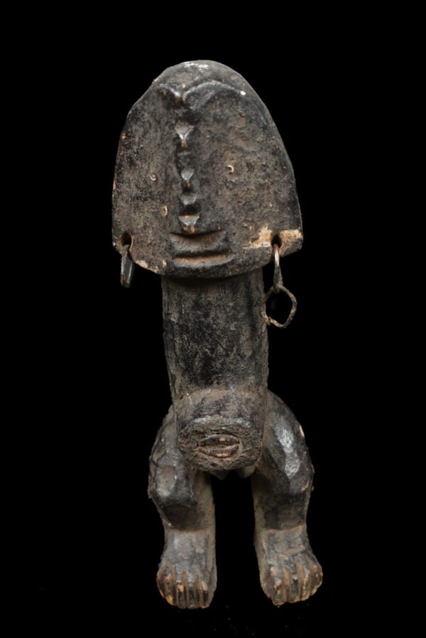 Yanda doll – Wood, Metal – Zande – Congo: Beautiful wooden Zande doll from DR Congo. The Zande sculpt small statuettes which measure from 10 to 30 cm, named Yanda, of an animal or human shape, they have an apotropaic role and are exhibited du