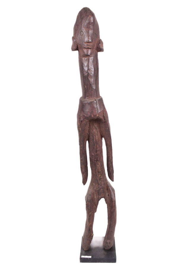 Ancestor figure – Wood – Mumuye – Nigeria: Beautiful ancestor figure from the Mumuye tribe of Nigeria. Large piece, total lenght: 117 cm! Living on the left bank of the Benue River, the 400,000 Mumuye people intensively farm an area of