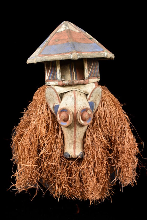 Kakunga mask – Textile, Wood, Raphia – Yaka – Congo: Stylistic Bakongo Vili ancestor figure from Congo. Powerful appearance with with a great aged patina with traces of tribal use. Figure is painted half white half red. Provenance: former private