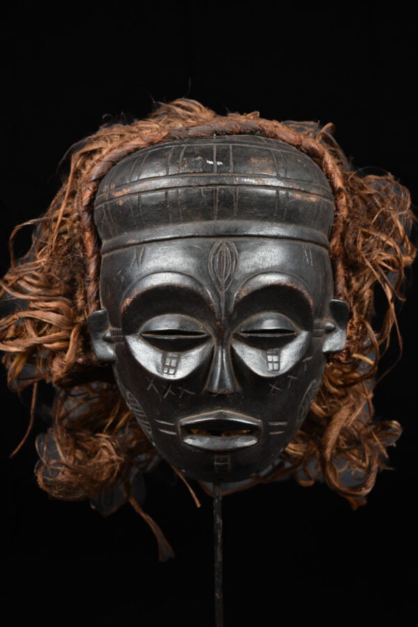 Mask – Wood, Raphia – Chokwe – Congo DRC: Refined Chokwe mask from DR Congo with beautiful patina and in good condition with traces of wear and tear. The Chokwe who spread from their homeland of Angola throughout the southern region of the DR