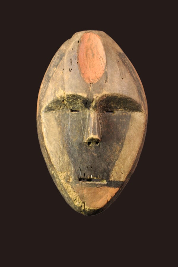 War Mask – Wood – Boa – DR Congo: Classical Boa-mask with oval eyes, large mouth and ring shaped ears. This type of mask is used war-mask worn by a witch doctor in front of the troops to frighten the enemy and put them to flight. Afte
