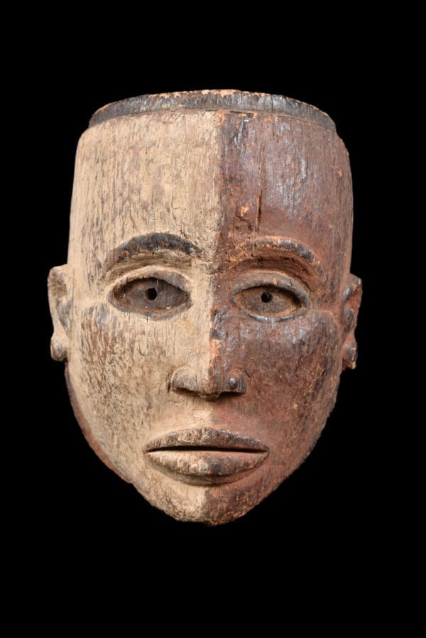 Mask – Wood – Bakongo – DR Congo: Beautiful mask from the Marka / Bambara tribe of Mali The wooden mask is charestic decorated with metal plates Detailed scarification all over the face with typical appearance The BAMBARA have all sor